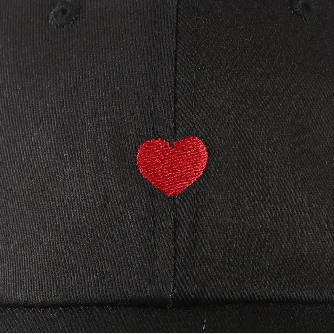 GORRA CON DISEÑO DE CORAZÓN